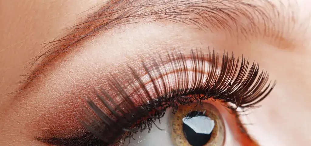 Dlaczego wypadają rzęsy? 10 zaskakujących przyczyn i rozwiązań