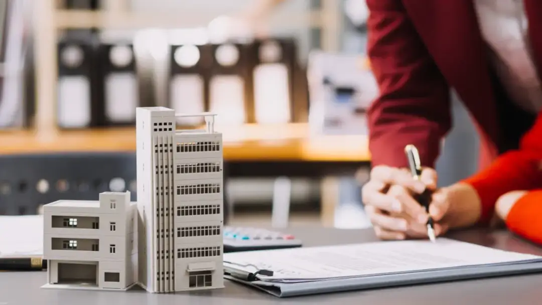 Jak oszukują biura nieruchomości? Odkryj niebezpieczne praktyki