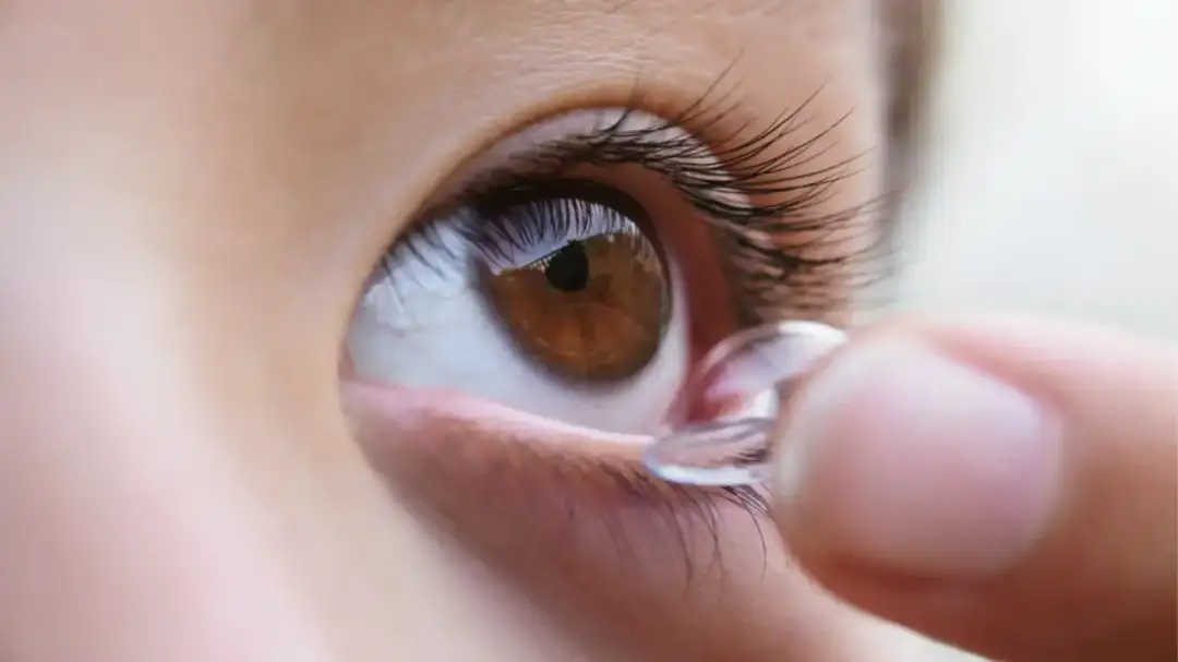 Jak bezpiecznie zdjąć soczewki mając długie paznokcie - sprawdzone sposoby