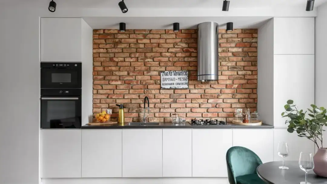 Co zamiast płytek w kuchni nad blatem? Odkryj praktyczne alternatywy