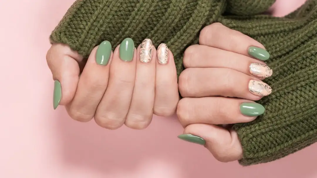 Pierwszy raz paznokcie żelowe w kolorze szałwiowym z delikatnym zdobieniem.