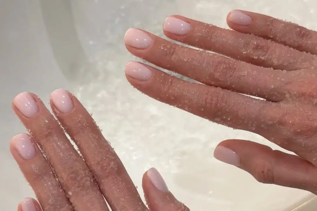 Manicure co to znaczy? Poznaj zalety i rodzaje zabiegu