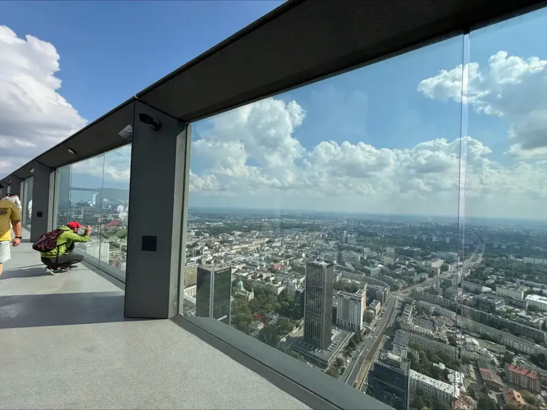 Varso Tower: Najwyższy budynek w Warszawie (310m). Zobacz taras!
