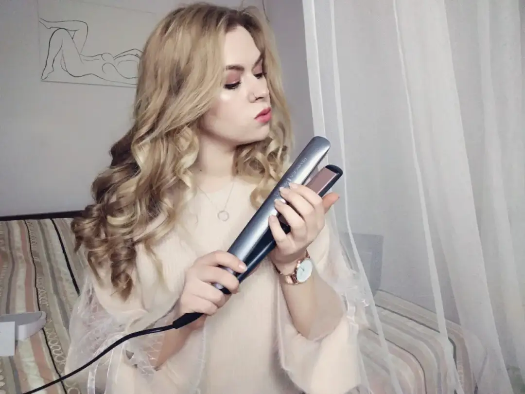 Jak kręcić włosy prostownicą Remington? Idealne loki i trwałość!