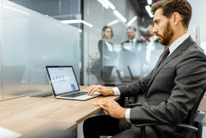 Ile można zarobić w korporacji na każdym szczeblu kariery - realne stawki