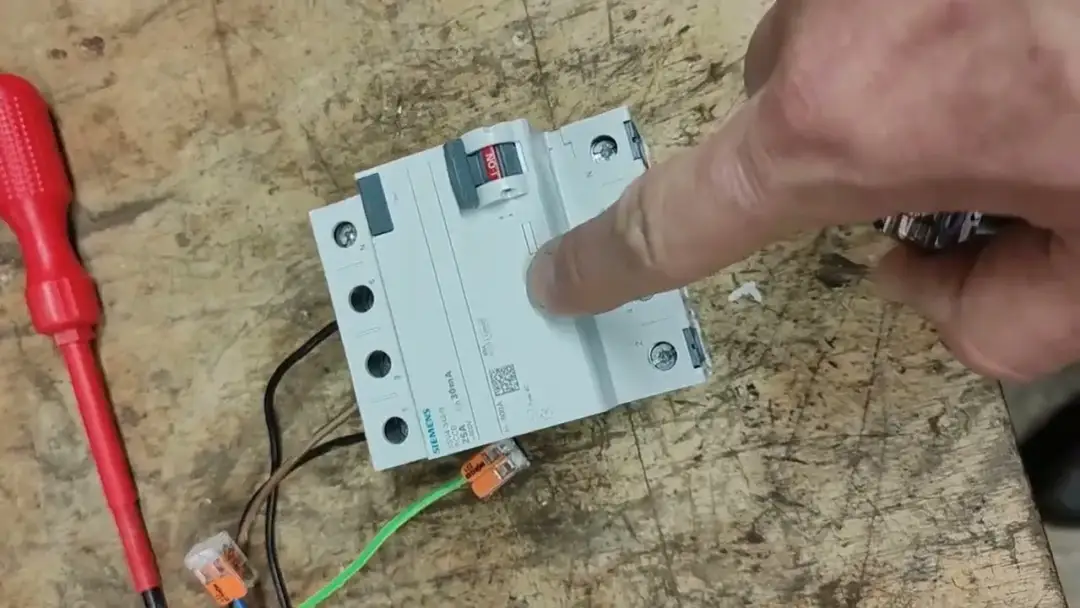 Jak bezpiecznie podłączyć różnicówkę bez uziemienia – ryzyka i praktyczne porady