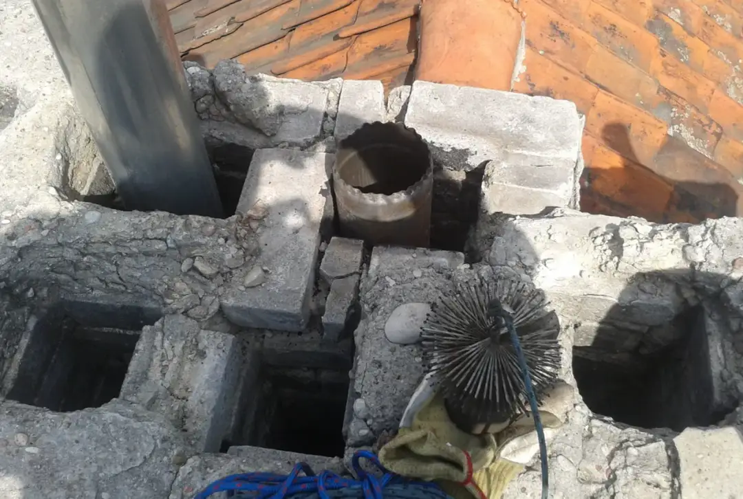 Jak bezpiecznie wyciąć otwór w kominie ceramicznym bez uszkodzeń – krok po kroku