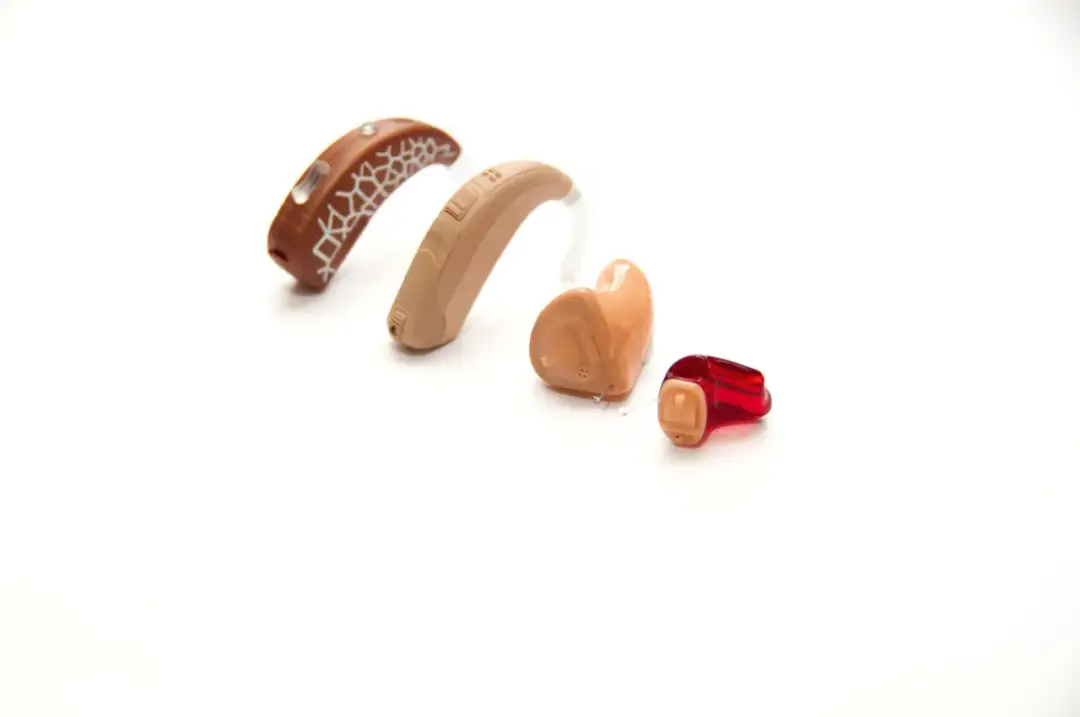 Jak załatwić aparat słuchowy dla seniora i uniknąć wysokich kosztów