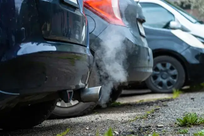 Jak zmniejszyć emisję CO2 w samochodzie i wybrać ekologiczny pojazd? Normy i porady