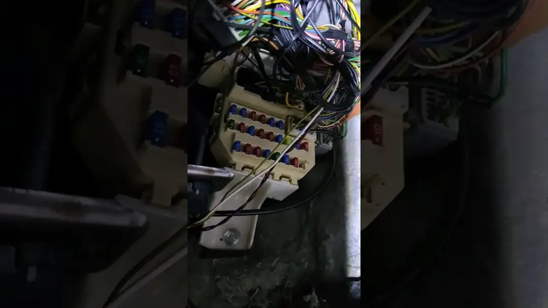 Gdzie są bezpieczniki w Suzuki SX4? Oto lokalizacja i wskazówki