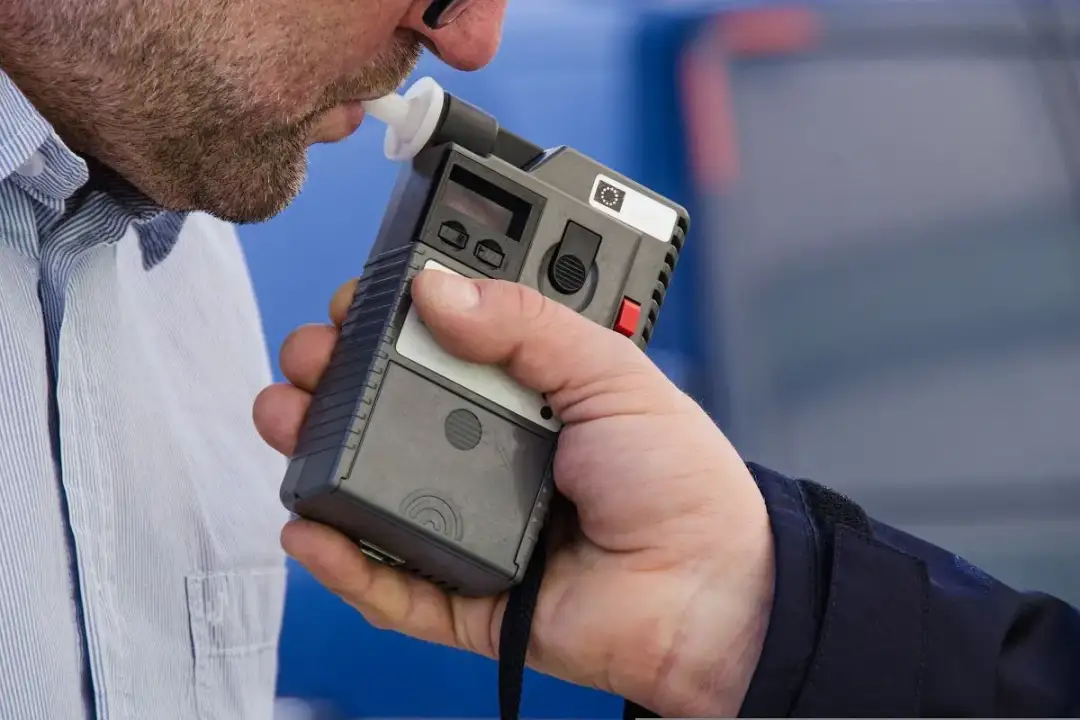 Czy pracodawca może badać alkomatem? Poznaj nowe zasady