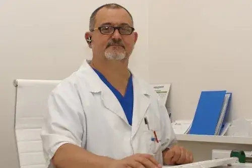 Grzybica prącia: Urolog czy dermatolog - który specjalista pomoże?