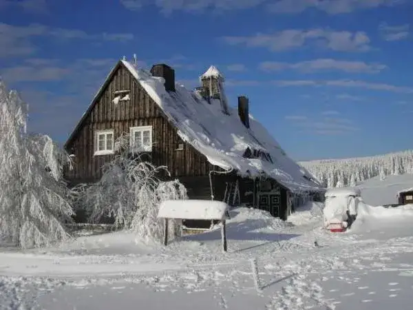  Chatka Górzystów i Hala Izerska - Schroniska w Karkonoszach. Bezpieczny nocleg w górach.