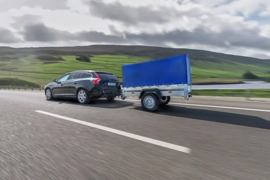 Ile można jechać z lawetą na autostradzie? Poznaj ważne przepisy