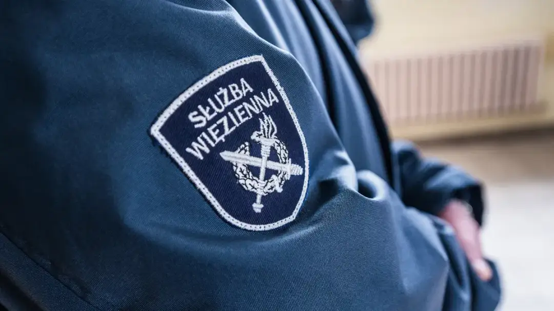 Ile zarabia się w służbie więziennej? Sprawdź pensje i benefity
