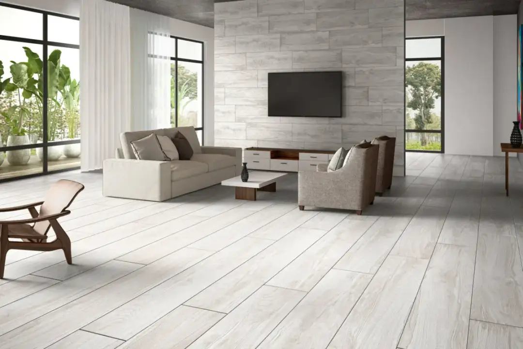 Gres drewnopodobny: szare płytki jak panele hit czy kit?