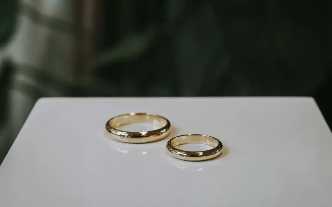 Obrączki ślubne: Ile kosztują i jak nie przepłacić?