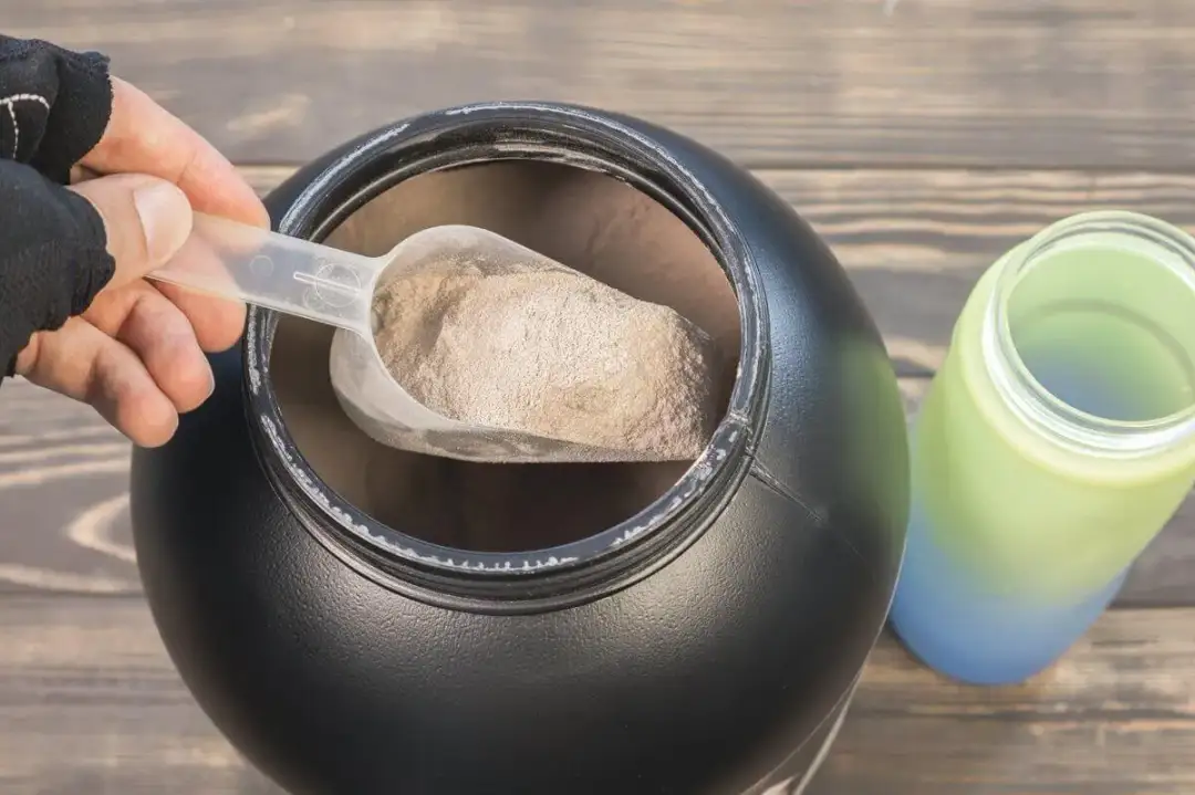 Gainer przed czy po treningu - co wybrać dla najlepszych efektów?