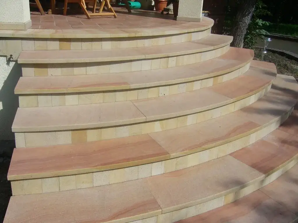 Schody z piaskowca: zalety, wady i zastosowania w budownictwie