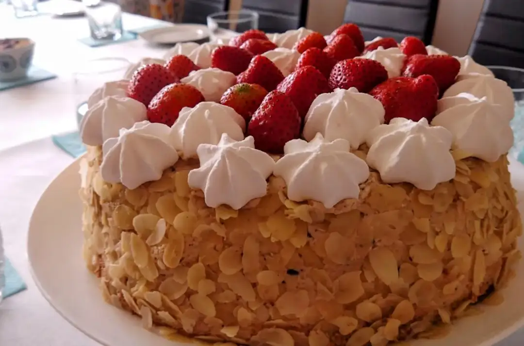 Tort z białą czekoladą i truskawkami: Jak upiec ten smaczny deser?