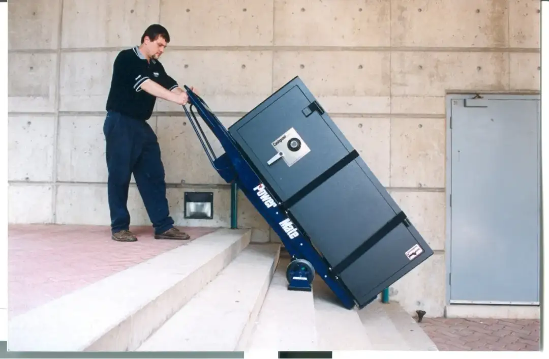 Bezpieczny transport kotła po schodach bez ryzyka uszkodzenia i kontuzji
