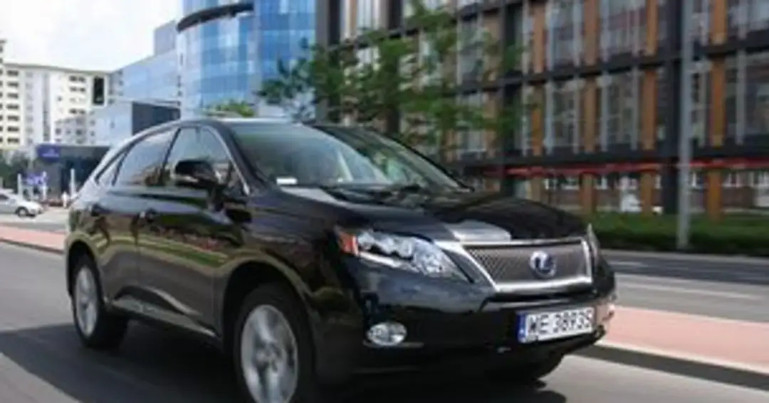 Jaki samochód ma Tusk? Oto Lexus RX 450h i jego tajemnice