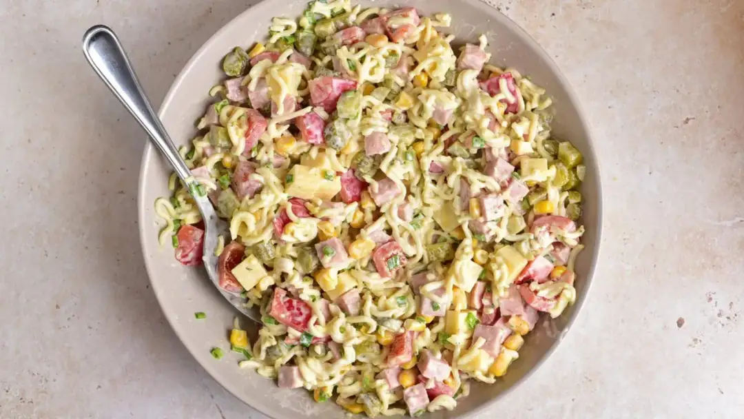 Jak zrobić sałatkę z zupek chińskich: prosty przepis krok po kroku