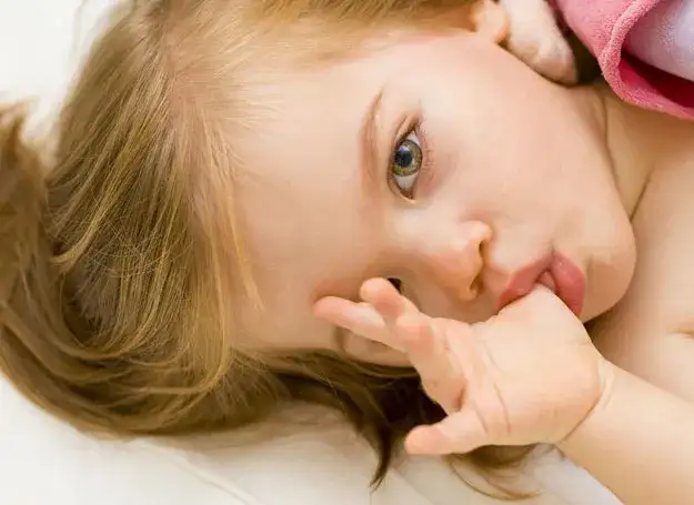 Jak oduczyć dziecko ssania kciuka - skuteczne metody i porady