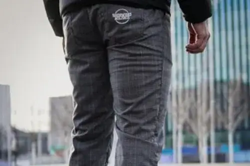 Jak nosić joggery męskie: stylowe połączenia na każdą okazję