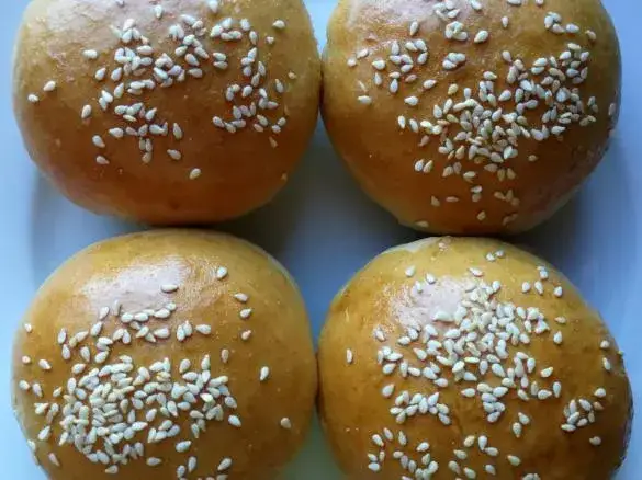 Jak podgrzać gotowe bułki do hamburgerów, aby uniknąć twardości