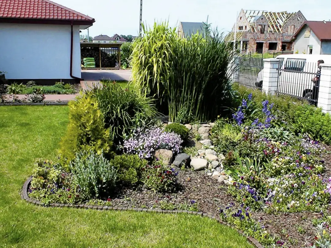 Jak ukryć oczyszczalnię? Rośliny i mała architektura w ogrodzie