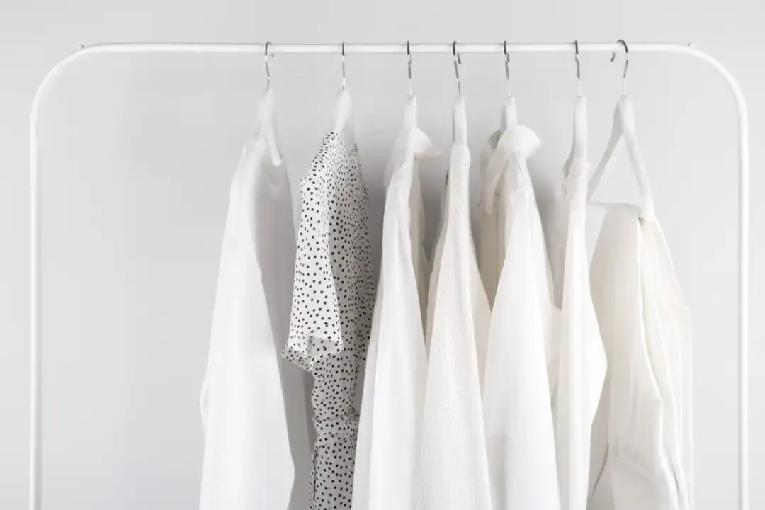 7 sprawdzonych sposobów na przywrócenie bieli ubraniom - skuteczne metody