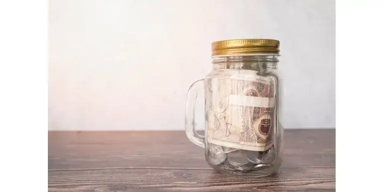 Pieniądze w słoiku: 15+ pomysłów na prezent, który zachwyci!