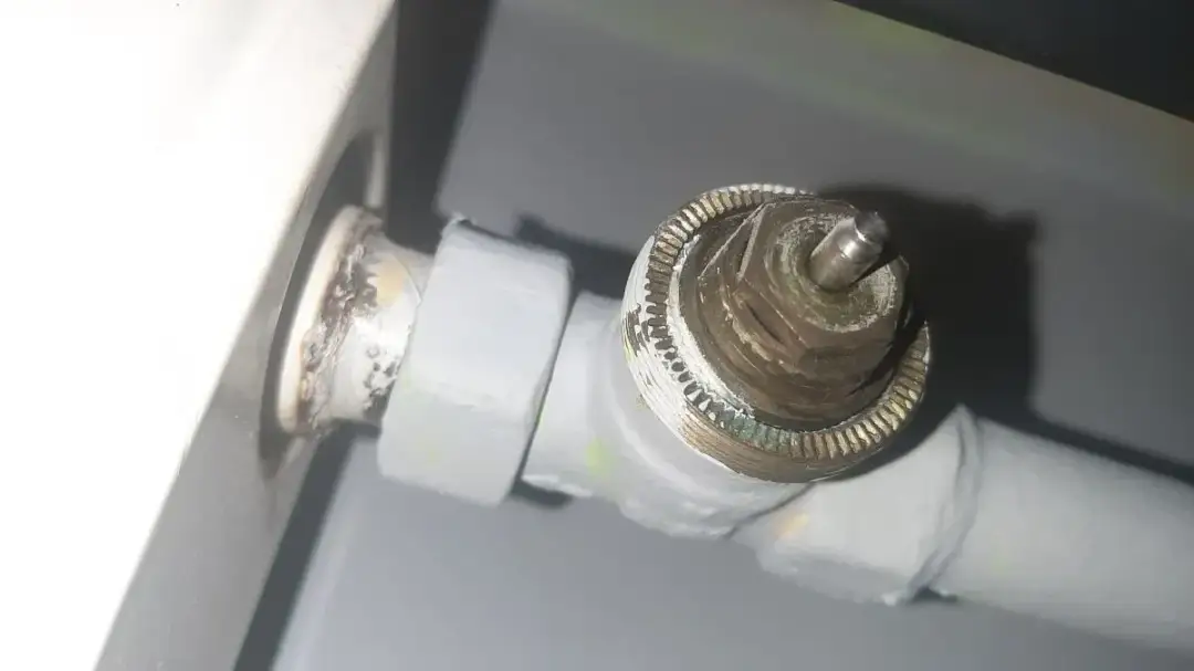 Jak wymienić grzejnik w bloku i uniknąć kosztownych błędów