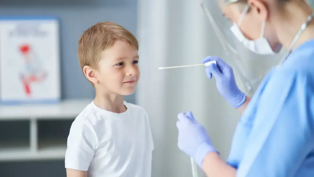 Objawy covida u dziecka – co powinien wiedzieć każdy rodzic?