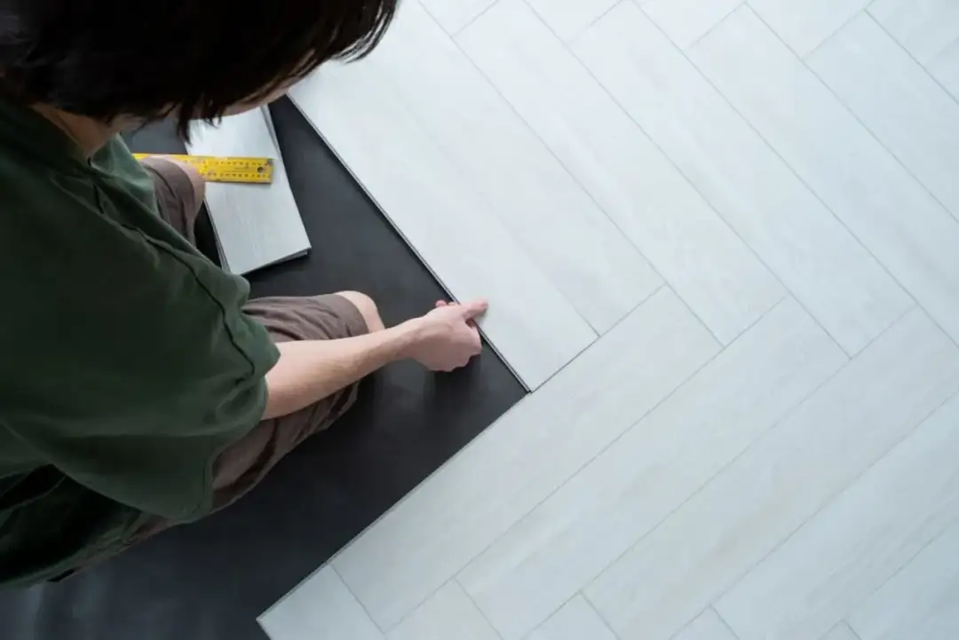 Koszt położenia wykładziny dywanowej 2026: Cennik i porady