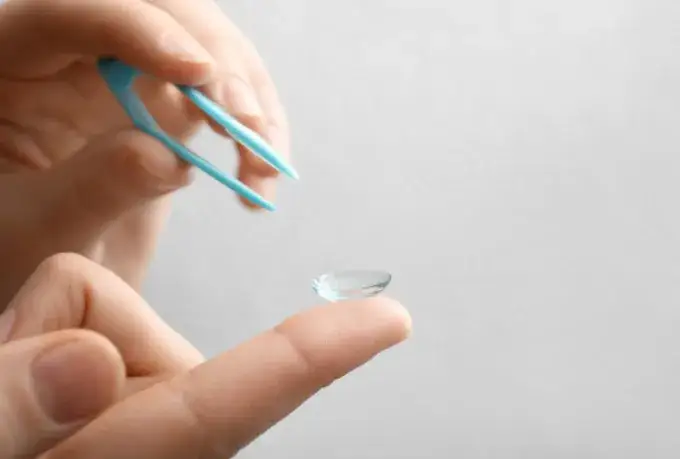 Dlaczego soczewka wypada z oka i jak temu zapobiec?