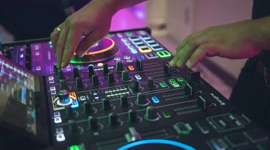 Ile kosztuje DJ na 40 urodziny? Ceny, porady, jak nie przepłacić!