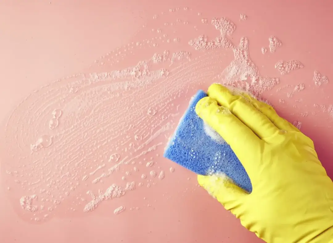 Czyszczenie ścian: Sprawdzone triki na plamy i brud bez malowania