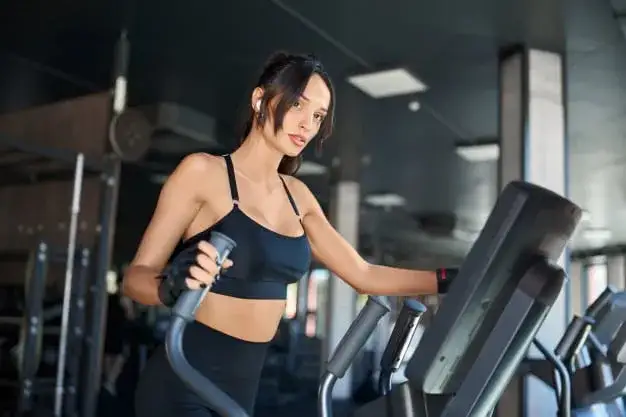 Jak ćwiczyć na orbitreku, by skutecznie spalić tłuszcz na brzuchu