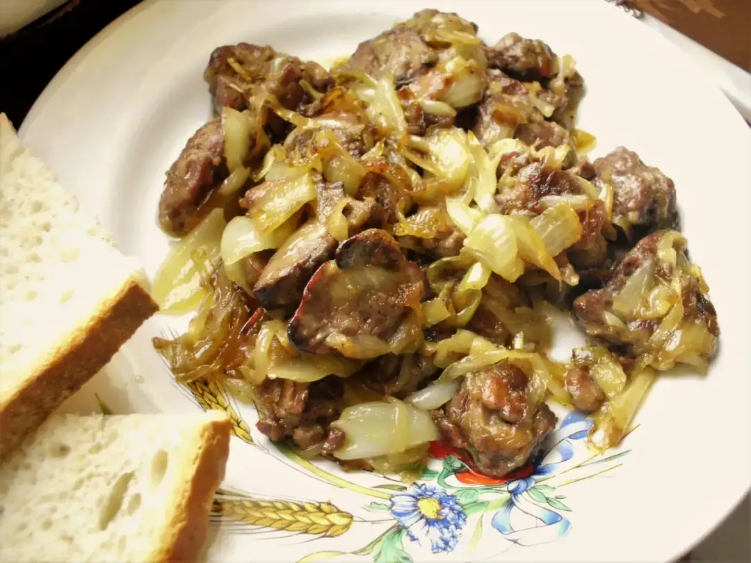 Jak się robi wątróbkę drobiową z cebulką - najlepszy przepis krok po kroku