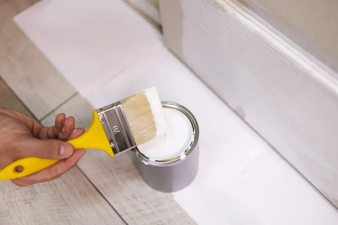 Jak malować listwy poliuretanowe? Uniknij typowych błędów!