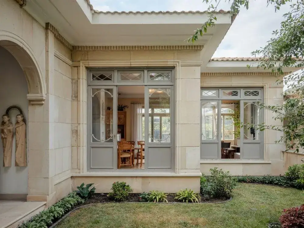 Dom z oknami ze szprosami: elegancja i funkcjonalność wnętrz