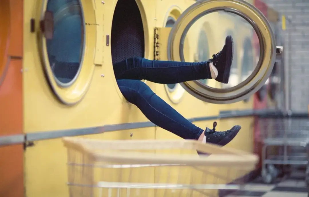 Ile waży pralka ładowana od góry? Sprawdź, zanim kupisz!