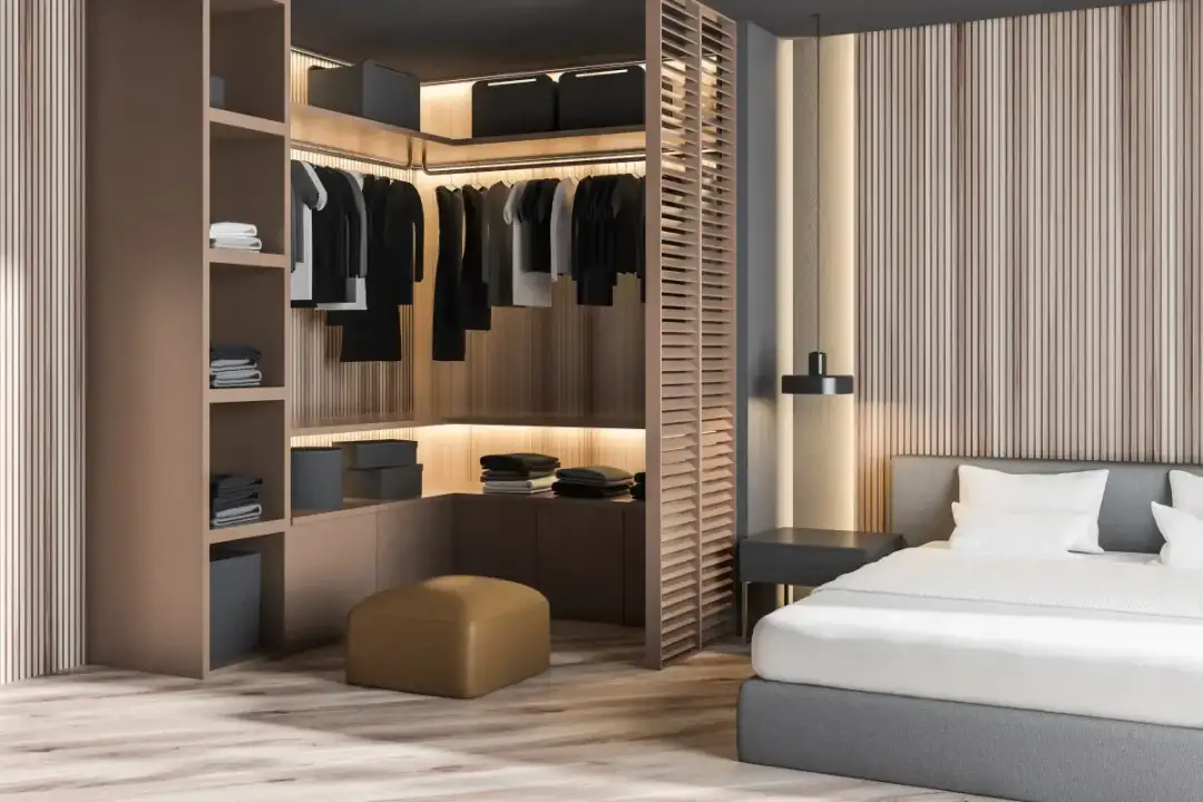 Garderoba w sypialni: jak ją wydzielić? 7 pomysłów na każdy metraż