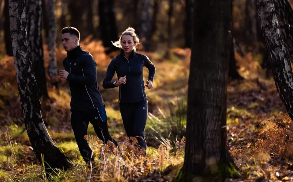 W czym biegać jesienią, aby uniknąć zimna i nieprzyjemnych warunków?