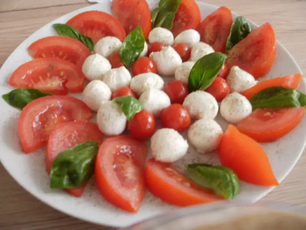 Najlepsze sosy do pomidorów z mozzarellą, które zachwycą Twoje danie