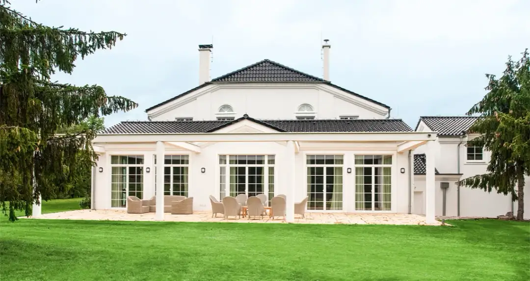 Dom z oknami ze szprosami: elegancja i styl w architekturze