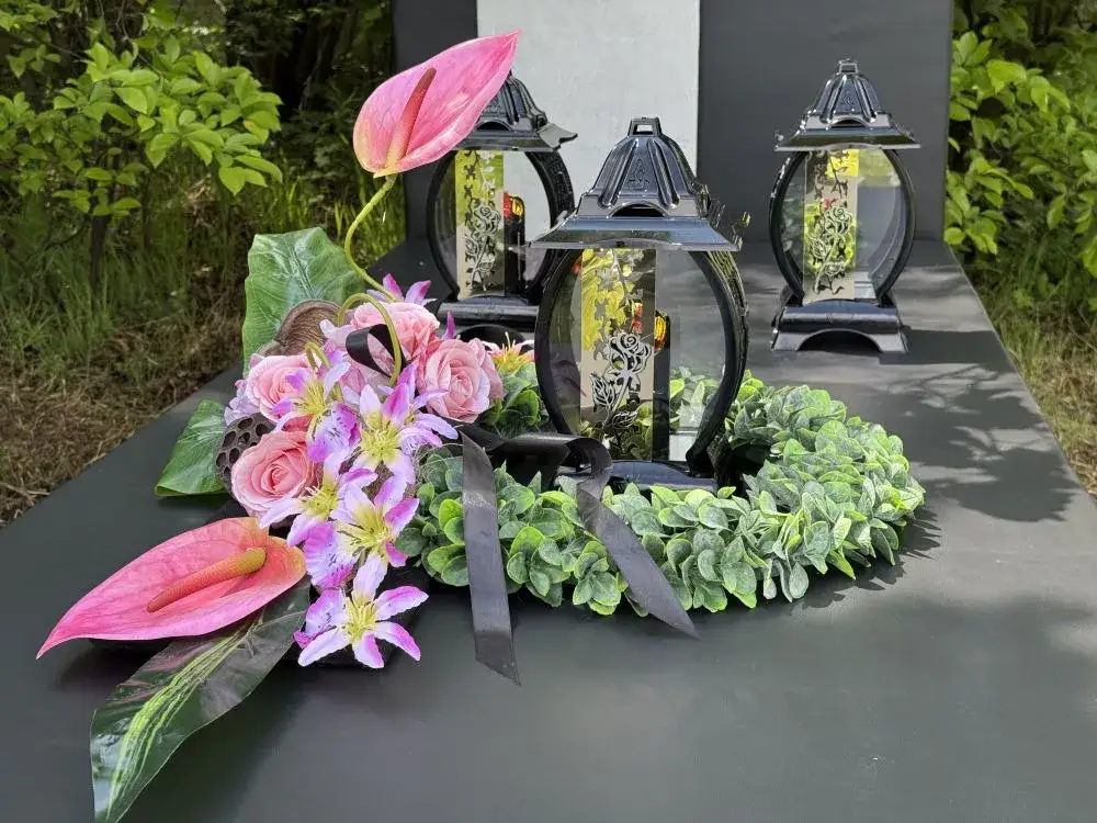 Kwiaty na cmentarz: wybierz trwałe gatunki na każdą porę roku