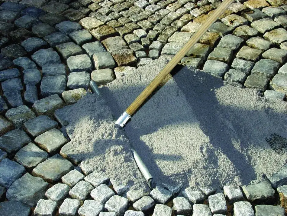 Czym wypełnić szczeliny w kostce brukowej, aby uniknąć erozji?